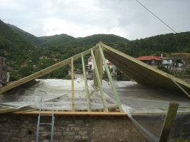 2 Κατασκευή παραδοσιακής στέγης από σχιστόπλακες στους Ασπραγγέλους Ζαγορίου