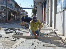 Κατασκευή πεζοδρομίου από χονδρόπλακες Καβάλας στο Πέραμα Ιωαννίνων