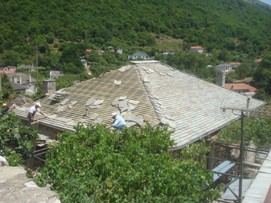 Κατασκευή παραδοσιακής στέγης από σχιστόπλακες στους Ασπραγγέλους Ζαγορίου