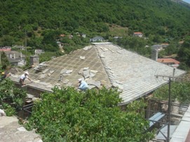 Κατασκευή παραδοσιακής στέγης από σχιστόπλακες στους Ασπραγγέλους Ζαγορίου