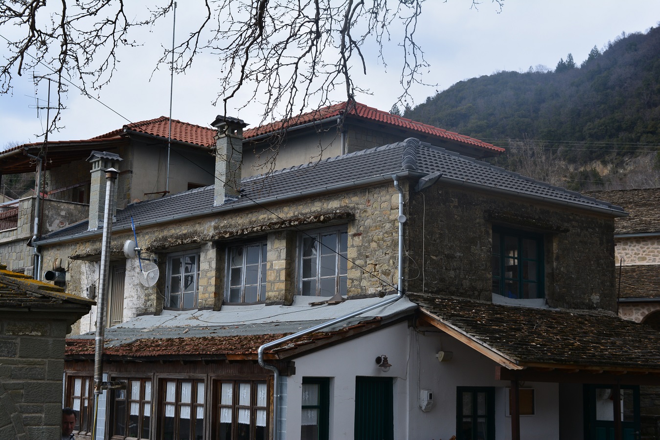 Ανακατασκευή στέγης και καμινάδων στο Τρίστενο Ζαγορίου
